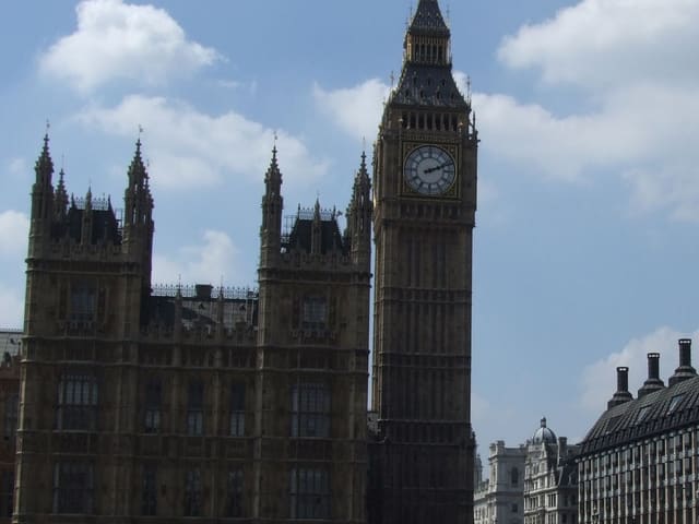 Big Ben y el Parlamento en barco — Londres